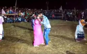 Kissing, Lip locking competition, Kissing competition, Smooching, Kissing contest, Photos of Kissing competition, Video of Kissing competition, Siddo-Kanhu fair, Jharkhand, Regional news
