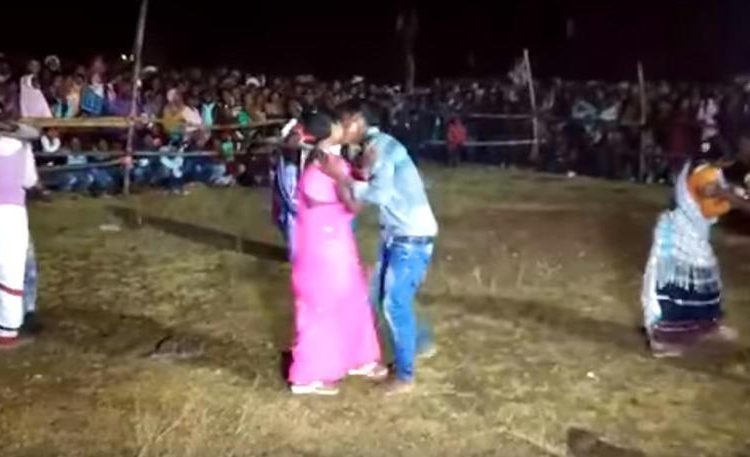 Kissing, Lip locking competition, Kissing competition, Smooching, Kissing contest, Photos of Kissing competition, Video of Kissing competition, Siddo-Kanhu fair, Jharkhand, Regional news